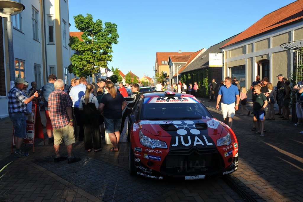 Da sejren var en realitet, blev Ib Kragh og hans rallybil hurtigt omringet af byens borgere, inden han og co-driver Karsten Isaksen modtog de største pokaler og sprøjtede med champagne i Odelsgade i Juelsminde